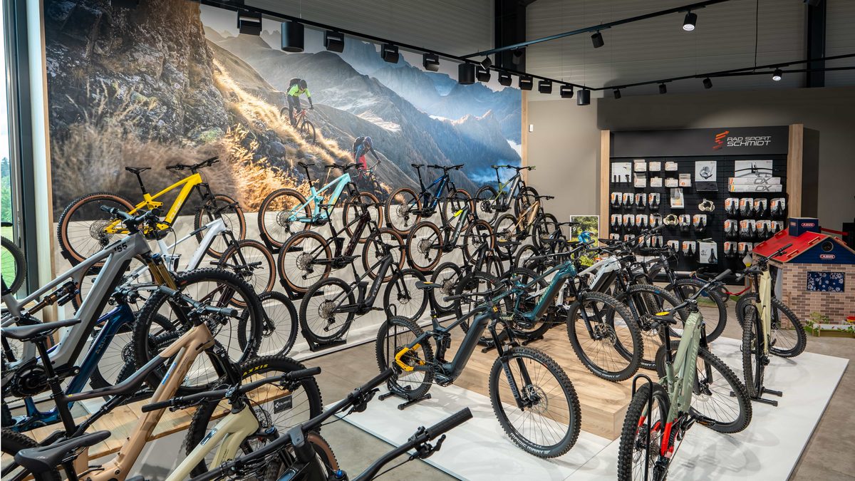 Bikes und E-Bikes im Showroom von Rad Sport Schmidt in Dinkelsbühl